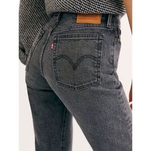 Levi’s Wedgie straight crop Jean size 28